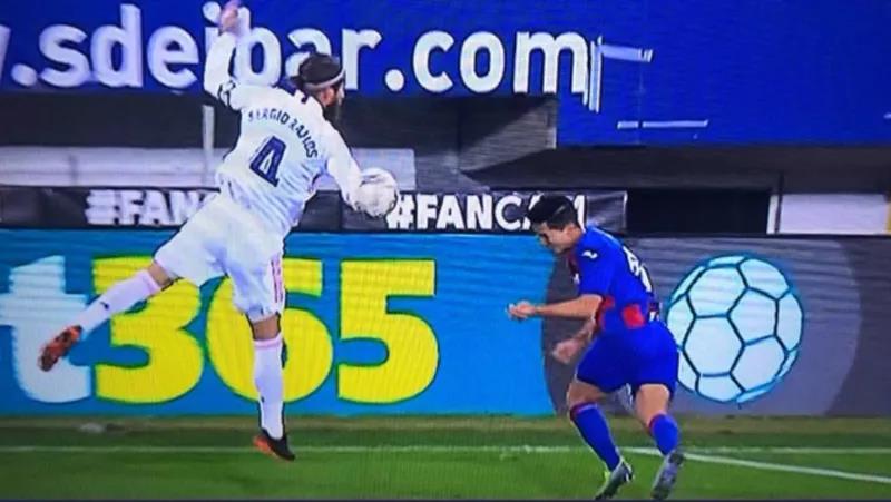 又是皇马！兽腰禁区拉人漏判点球，三天前队长手球直接不看VAR