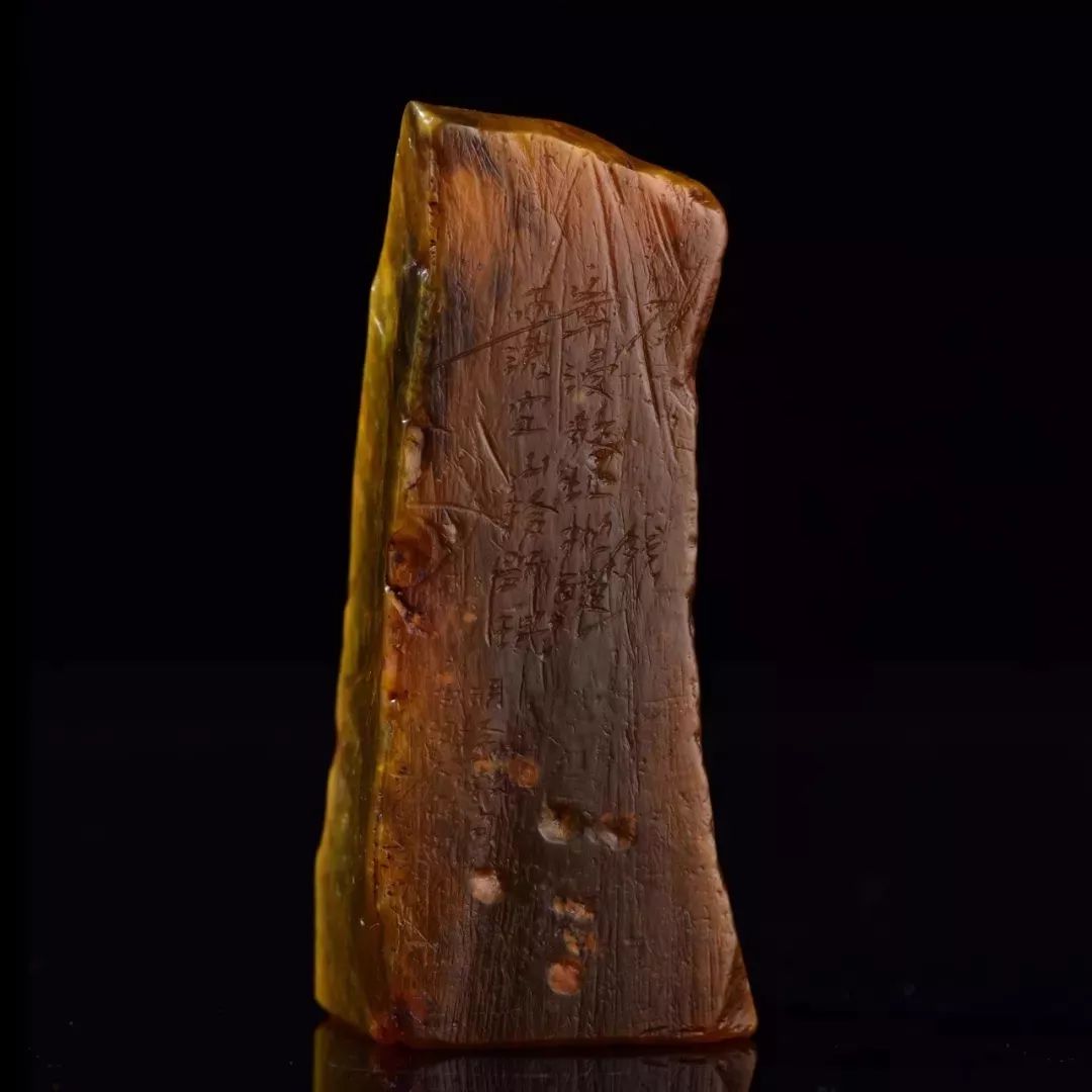 鸡血石与田黄石的结合,硬田黄石与田黄石