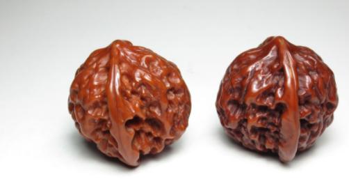 文玩核桃酱色到红色需要盘多久,什么品种的文玩核桃盘出来最漂亮