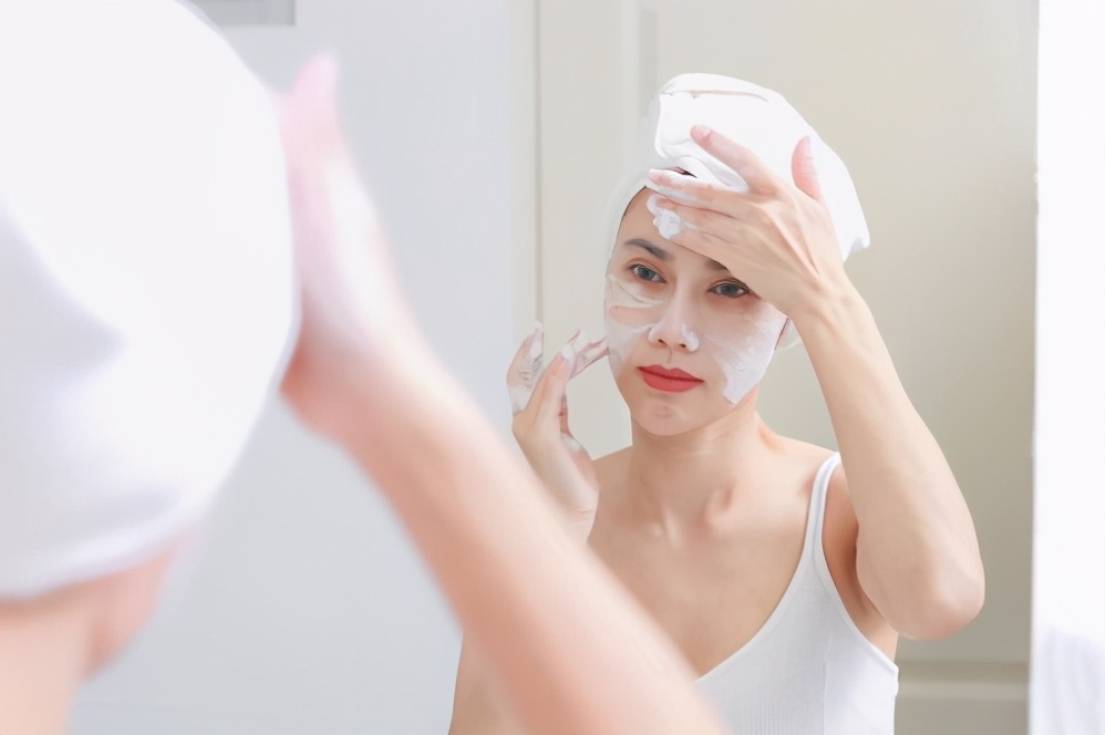 女人过了40岁年轻不显老的小技巧,40岁黄脸婆用什么护肤