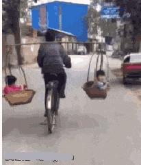 搞笑gif趣图兄弟们来跟我一起摇摆,大哥搞笑动图gif