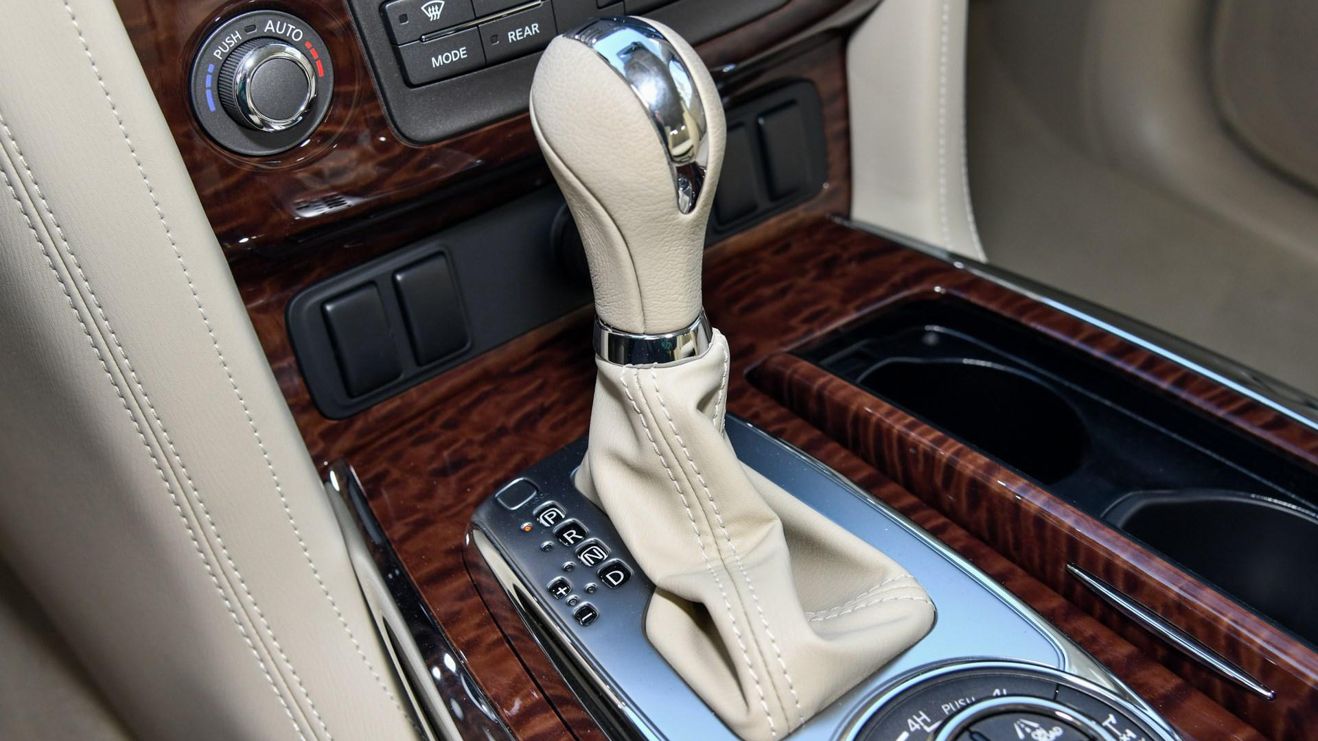 日产途乐vs丰田陆巡越野视频,日产途乐和丰田陆巡哪一款车更大