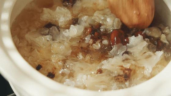 春节，宅在家里吃什么？教你做碗桃胶银耳羹，简单营养还美味