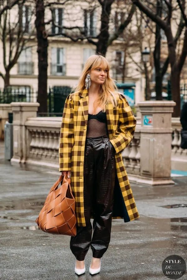 黑白格纹大衣怎么搭配好看,戴帽子黑白格纹大衣怎么搭配好看