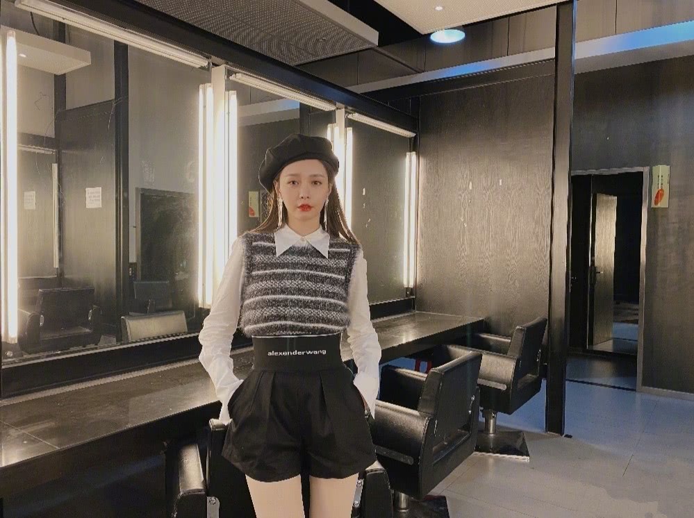 穿条背带就敢出门，侧身时让人倒吸一口气