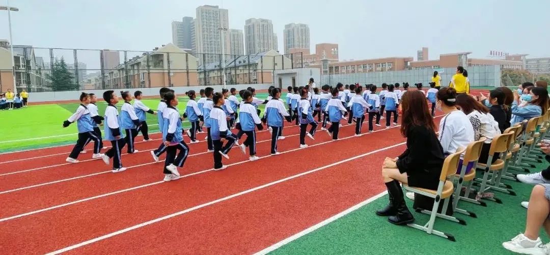 建*党**百年喜迎国庆节——西安经开第二小学队列队形广播*比操**赛