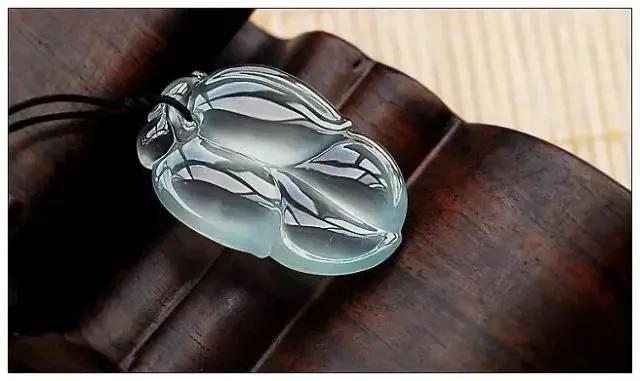 翡翠貔貅的寓意和佩戴技巧,翡翠貔貅戴什么链子