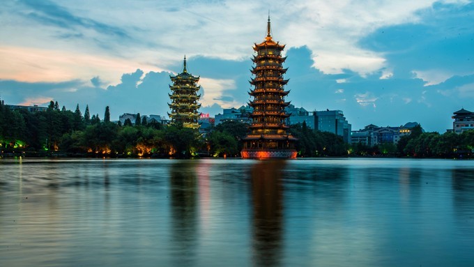 夜游漓江两江四湖感受,夜游桂林两江四湖双塔图片
