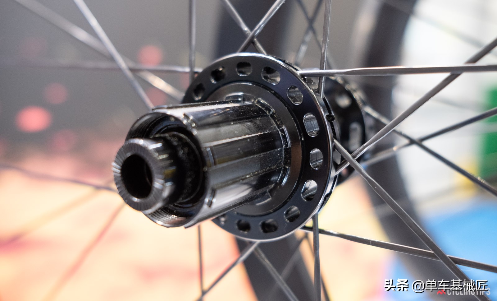 这是飞机，这是鸟……不，这是一个无压迫感的自行车车座