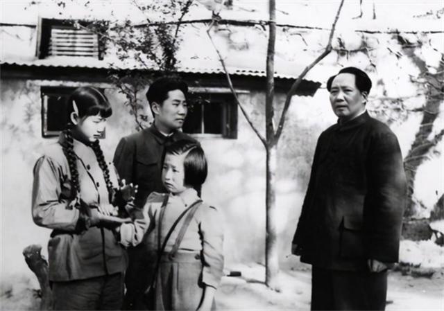 2018年，刘思齐儿子，女儿纪念主席诞辰125周年，表情严肃凝重