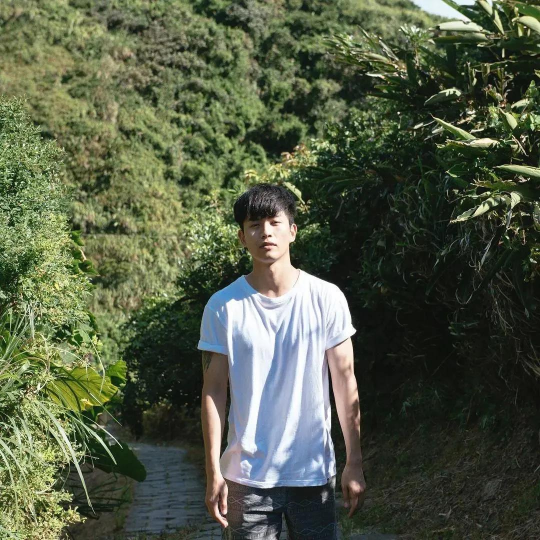 拍照姿势大全男生对镜子超清,男生在花海怎么拍照姿势好看