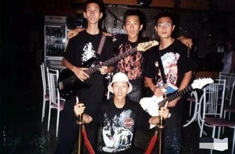 他曾离家出走，街头卖唱，今靠《屌丝男士》走红，屌丝逆袭成导演