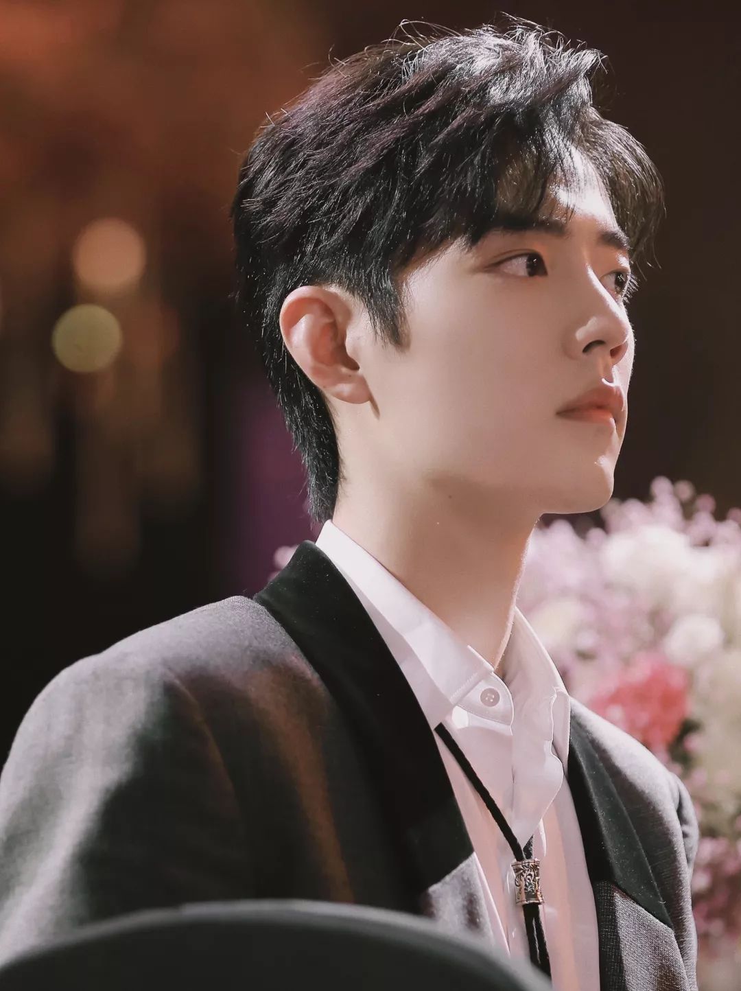 肖战绝世侧颜,肖战绝美回眸