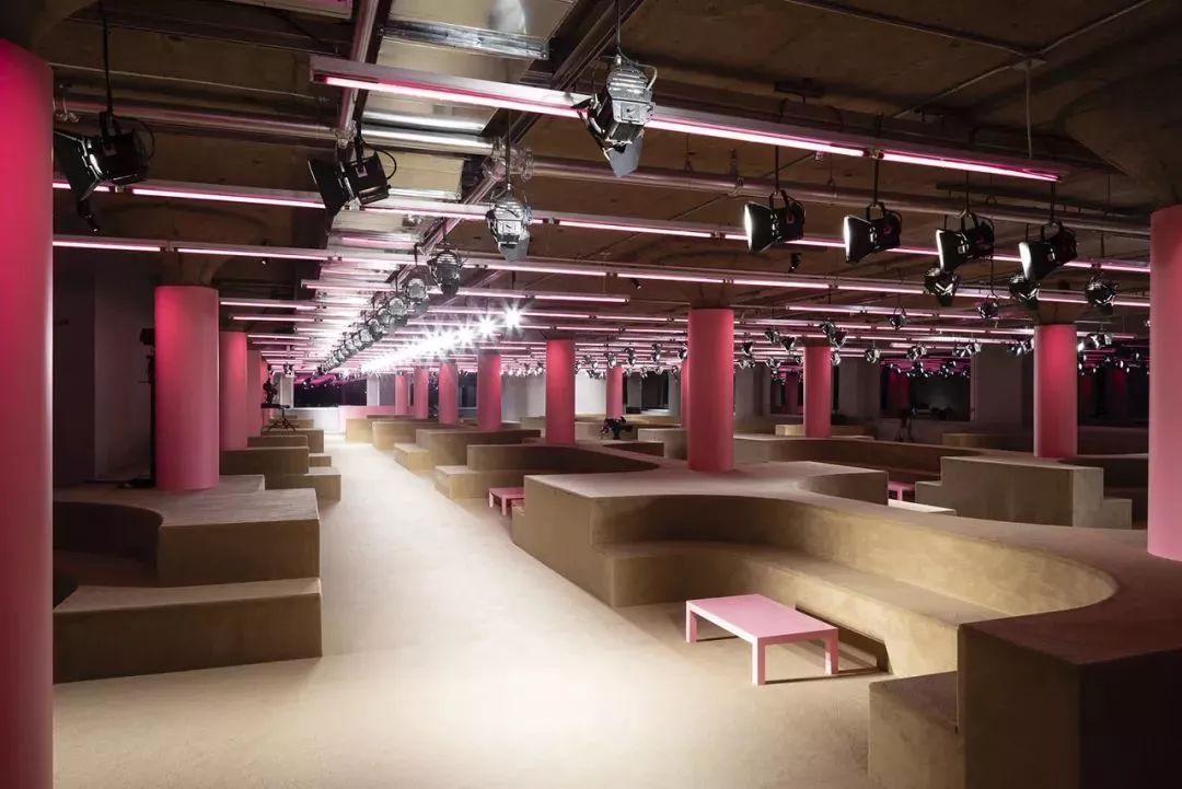 prada2019秋冬女装配色要点,prada2020早春度假系列