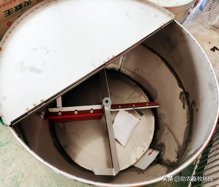 移动养殖场小型搅拌机,养殖场专用干湿饲料搅拌机