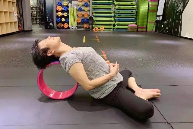 杭州78岁瑜伽爷爷免费教瑜伽8年,杭州70岁瑜伽网红奶奶教学视频