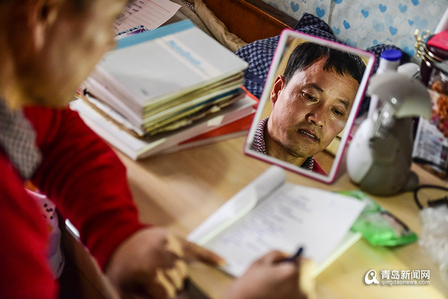 白天拌水泥，晚上写诗歌…青岛这位农民工在地下室写出几十万字小说