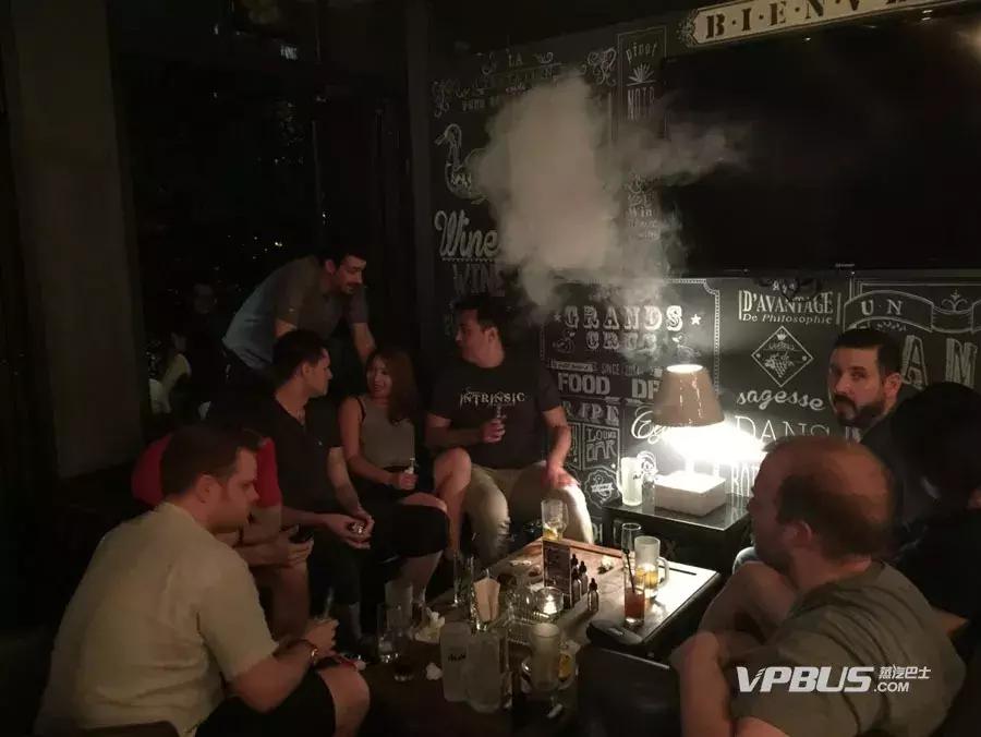 *子烟电**实体店揭秘：关门潮背后捅出一个假货天堂