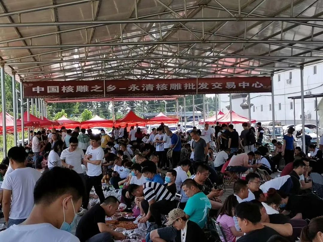 永清核雕摆地摊,卖核雕赚百万元