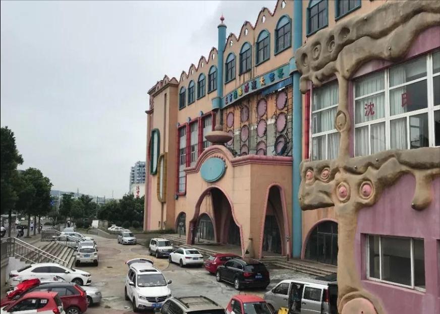 南京动漫基地，受到居民欢迎，现惨遭烂尾，曾有望成为地标建筑