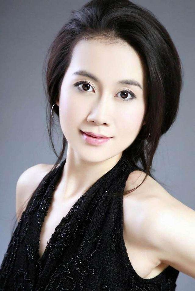 温峥嵘穿衣服风格,温峥嵘惊艳写真短发