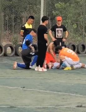 足球十大球员猝死,中国男足球员受伤视频