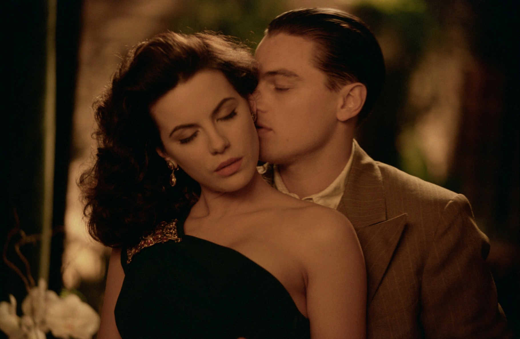 睡过数百女星，花56亿造废铁，死于强迫症：他是现实世界钢铁侠