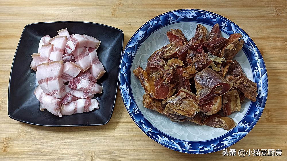 腊鸡怎么炖好吃视频,茶树菇焖腊鸡咸香适口非常下饭