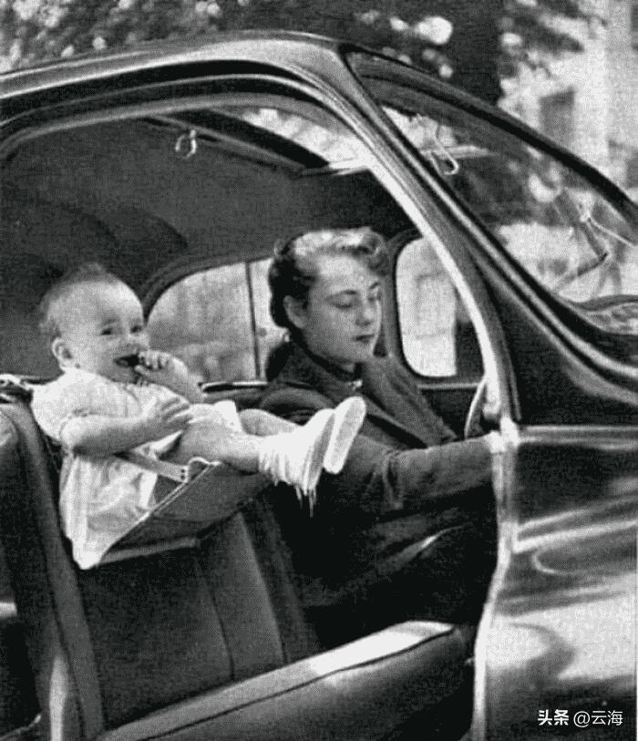 卑鄙龌龊老照片：*楼青**女子妖娆多姿，妇女露胸喂奶被孩子撕扯衣服